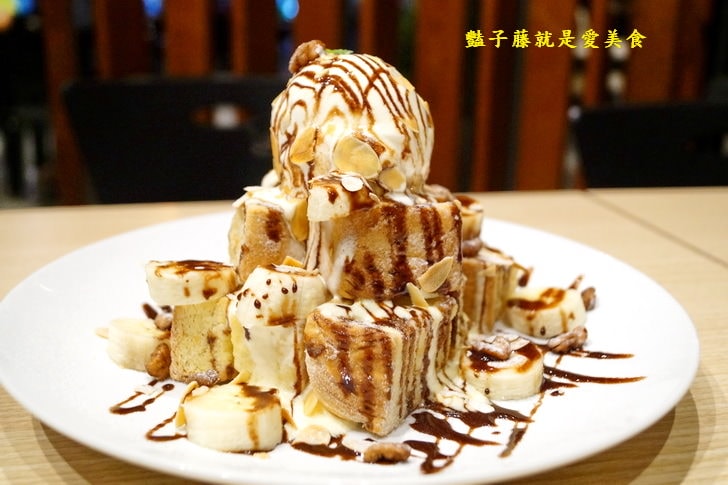 【光蠟樹喫茶館】酥炸軟殼蟹日式人氣招牌．壽喜松阪超下飯料理．香蕉巧克力冰淇淋金磚好吃到不行