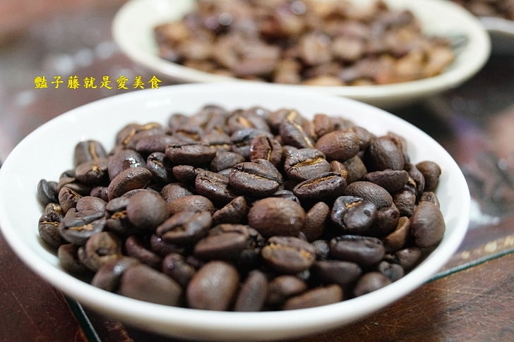 【台灣咖啡．南鄉咖啡園】南投中寮愛妻咖啡．無師自通的咖啡園主．鵝鵝鵝曲項向天歌．鵝群守護的咖啡園