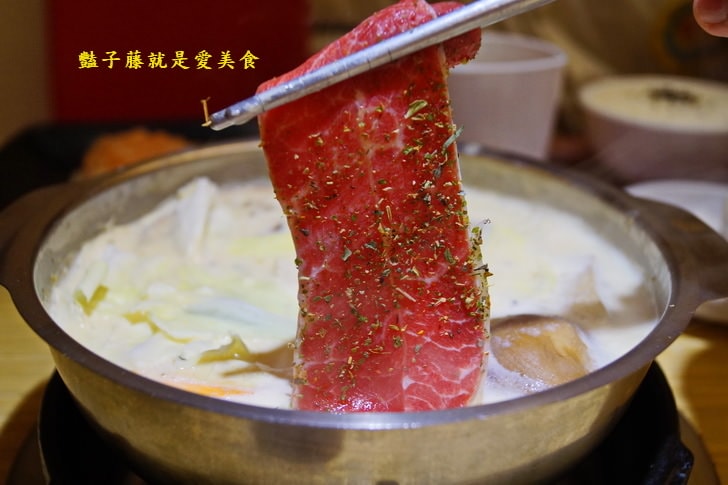 【養鍋石頭鍋涮涮鍋】台中逢甲美食.東北酸白菜霜降珍豬鍋.山藥牛奶低脂牛肉鍋.多種品鍋自由選