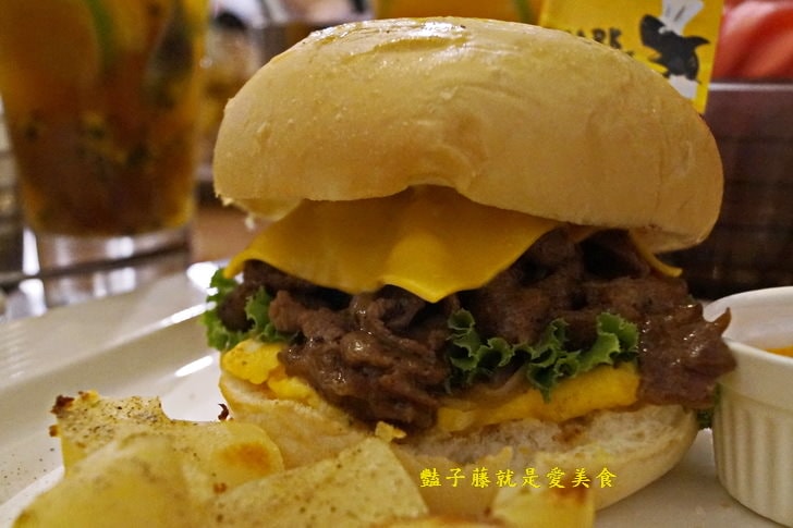 捷運中山國中站休閒美食．煎燒起司牛肉堡大飽口福．鯊魚咬吐司錦州店【豔子藤就是愛美食】