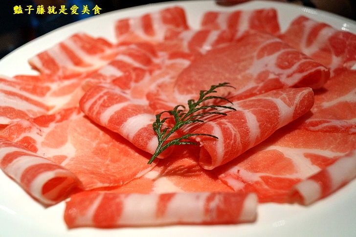 【八豆食府精緻鍋物】員外家裡的花田喜彘真是吃紅蘿蔔長大的豬.澳洲9級和牛鮮嫩汁多.鍋物湯底慢燉雞湯