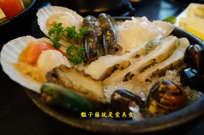 鍋無二極鮮鍋物.豐原火鍋巴蜀麻辣.東北酸菜.金黃泡菜道地好湯頭【豔子藤就是愛美食】