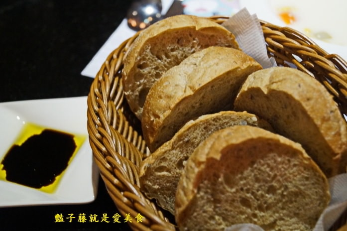 台中秋紅谷餐廳．幸福小水舞．香煎沙朗與美景相伴【豔子藤就是愛美食】