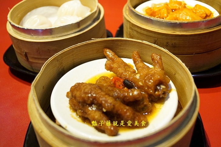 【紅點港飲食販店】台中港式飲茶．味菜蒸肥腸和蟹柳花枝餃蒸正點．波蘿包烤香點．燒臘點蜜汁叉燒