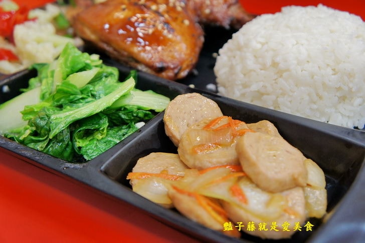 【小劉排骨飯專賣店】基隆火車站美食.鐵路排骨便當.碳烤雞腿好吃無誤.香酥雞排香噴噴.豔子藤美食地圖
