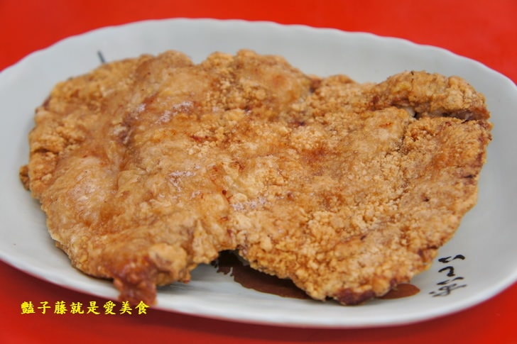 【小劉排骨飯專賣店】基隆火車站美食.鐵路排骨便當.碳烤雞腿好吃無誤.香酥雞排香噴噴.豔子藤美食地圖