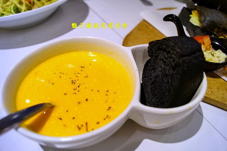 【鬍子茶WHO'S TEA逢甲店】逢甲商圈平價美食.歐巴的泡麵石鍋.布雷克的帕里尼.黑鬍子奶茶.恐龍美祿.美食環遊世界