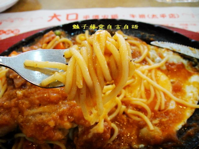 台中大口平價牛排館大啖香嫩雞排鮭魚排和肩胛牛小排【豔子藤就是愛美食】