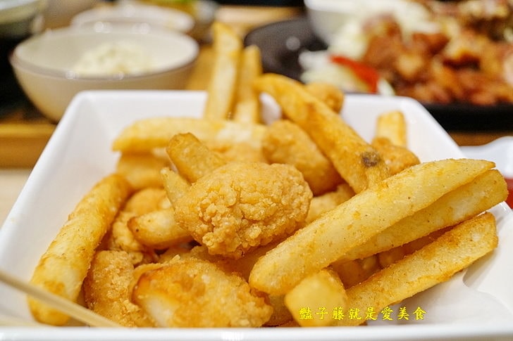 【光蠟樹喫茶館】酥炸軟殼蟹日式人氣招牌．壽喜松阪超下飯料理．香蕉巧克力冰淇淋金磚好吃到不行