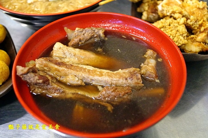 【台香麻辣大腸蚵仔麵線】台中西屯30年代傳統小吃.祖傳藥燉排骨.地瓜碰芋圓.古早味冬瓜茶配香雞排花枝丸