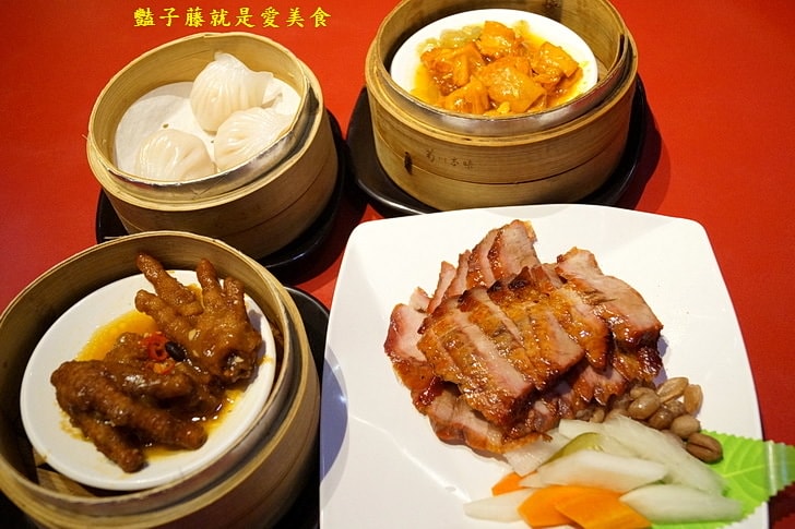 【紅點港飲食販店】台中港式飲茶．味菜蒸肥腸和蟹柳花枝餃蒸正點．波蘿包烤香點．燒臘點蜜汁叉燒