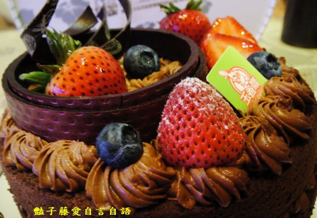 甜食糕點＆玉香齋尊爵巧克力蛋糕。搭配牛奶布丁夏威夷果的甜蜜快樂父親節【豔子藤美食嚐鮮試吃報告】