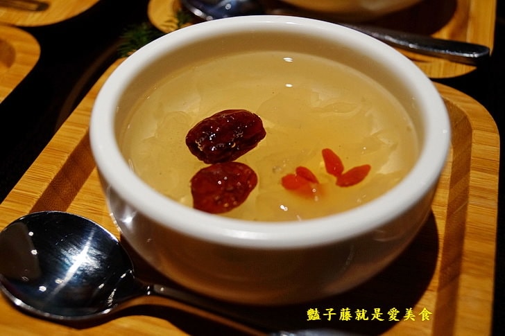 【八豆食府精緻鍋物】員外家裡的花田喜彘真是吃紅蘿蔔長大的豬.澳洲9級和牛鮮嫩汁多.鍋物湯底慢燉雞湯