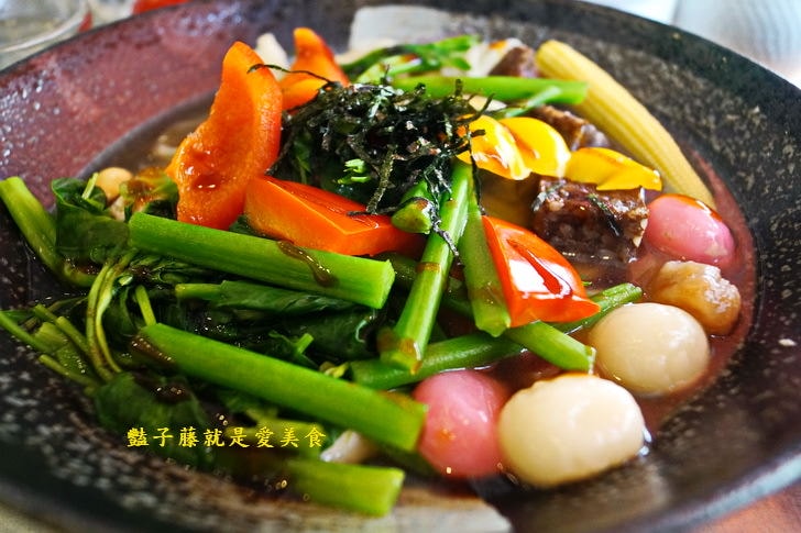 台中逢甲美食饗蔬職人．超酷馬克杯蔬菜牆．很妙的湯圓芋圓台韓蔬食滷味【豔子藤就是愛美食】