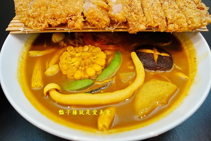【美人朵朵膠原飲品專賣】台中美食.無敵厚切日式豬排湯咖哩.香烤雞腿南洋風.夢幻寶石素燕窩大推