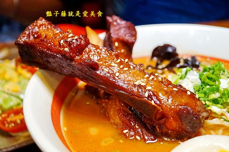 【麵屋一龍拉麵專門店】台中好吃拉麵推薦．豬肋排拉麵吮指回味．豚骨湯頭濃厚醇香．就愛海老蝦味拉麵