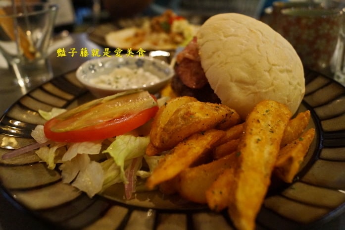 台中異國美食．昨日花卷跨界料理．血汗捏造牛肉堡招牌花卷好食【豔子藤就是愛美食】