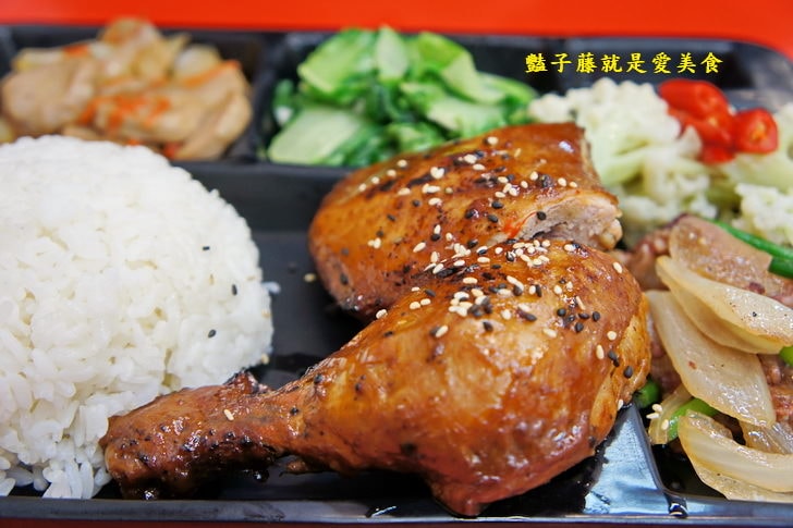 【小劉排骨飯專賣店】基隆火車站美食.鐵路排骨便當.碳烤雞腿好吃無誤.香酥雞排香噴噴.豔子藤美食地圖