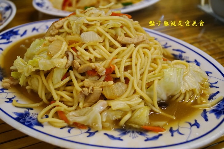 泰雅婆婆美食店．烏來老街美食芋頭月桃飯．黑森林勇士湯很厲害【豔子藤就是愛美食】