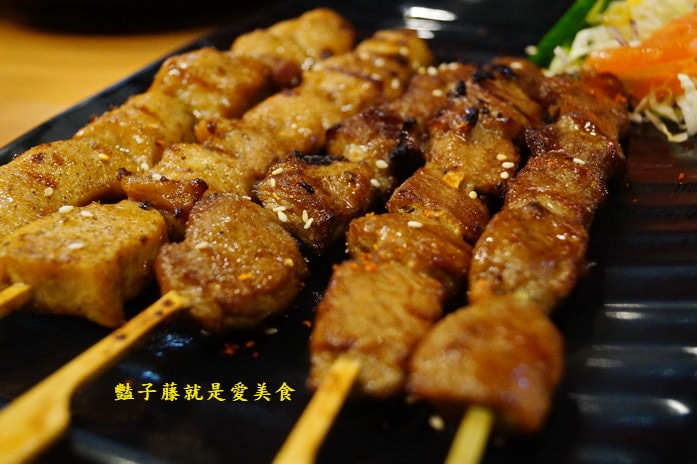 東來屋平價日式燒烤．霸王鮮蚵太吸睛串燒肉串好好吃【豔子藤就是愛美食】