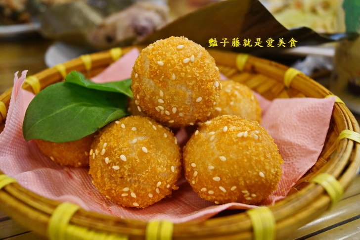 泰雅婆婆美食店．烏來老街美食芋頭月桃飯．黑森林勇士湯很厲害【豔子藤就是愛美食】