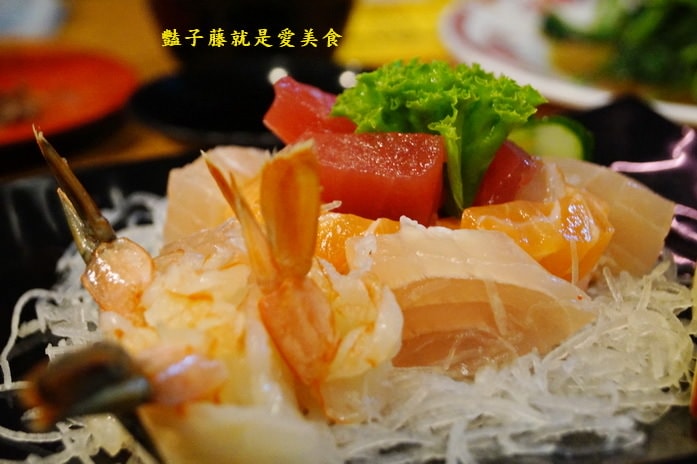 東來屋平價日式燒烤．霸王鮮蚵太吸睛串燒肉串好好吃【豔子藤就是愛美食】
