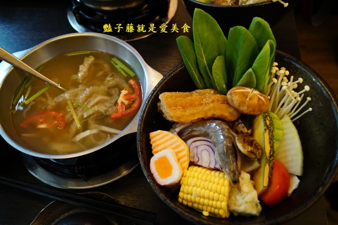 鍋無二極鮮鍋物.豐原火鍋巴蜀麻辣.東北酸菜.金黃泡菜道地好湯頭【豔子藤就是愛美食】