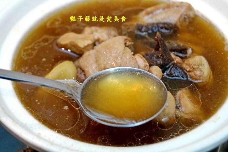 【美人朵朵膠原飲品專賣】台中美食.無敵厚切日式豬排湯咖哩.香烤雞腿南洋風.夢幻寶石素燕窩大推