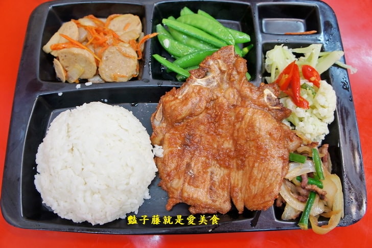 【小劉排骨飯專賣店】基隆火車站美食.鐵路排骨便當.碳烤雞腿好吃無誤.香酥雞排香噴噴.豔子藤美食地圖