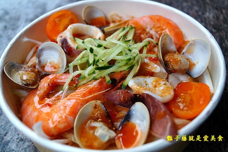 【泰后月亮蝦餅】台中一中街美食.晚餐吃什麼?泰式海鮮涼拌泡麵.打拋豬肉飯.爆漿起司蝦餅.泰式料理吃飽飽